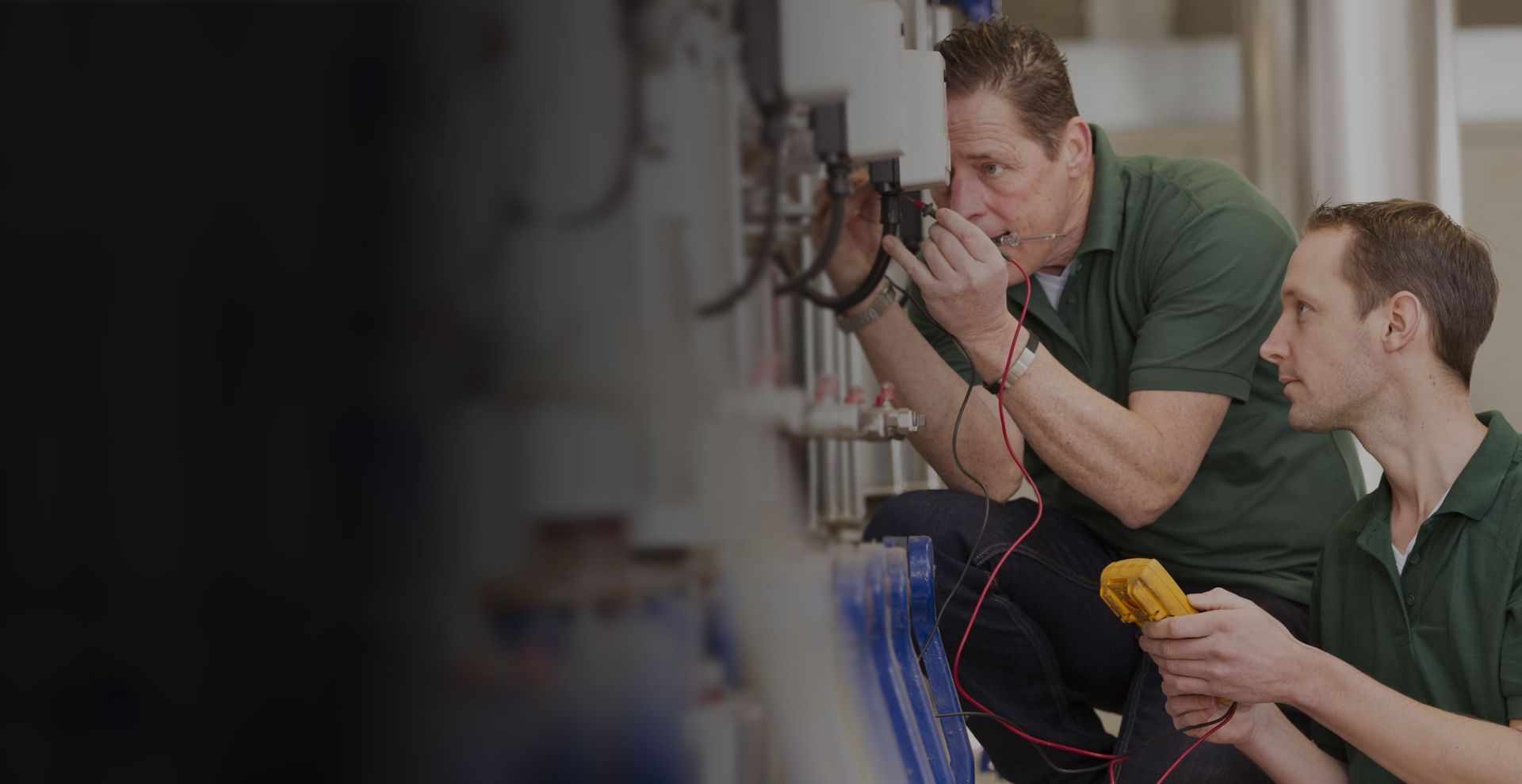 Zwei Elektriker prüfen eine Anlange